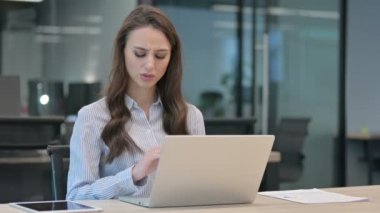 Dizüstü bilgisayarı olan genç Afrikalı iş adamı bilek ağrısı çekiyor 