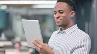 Tablet 'te Video Sohbeti yapan Afrikalı İş Adamının Portresi