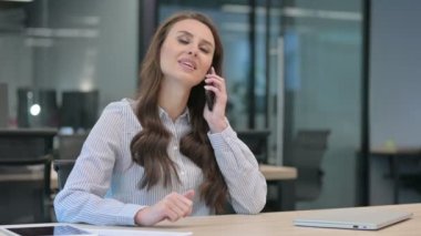 Genç İş Kadını İş yerinde Akıllı Telefonla Konuşuyor 