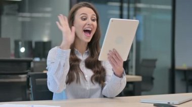 İşteki Güzel İş Kadını 'ndan Tablet' e Video Çağrısı 