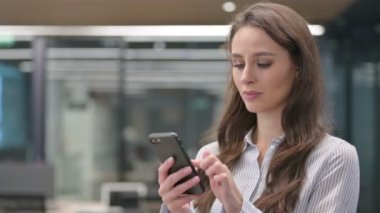 Smartphone kullanan Genç İş kadınının Portresi