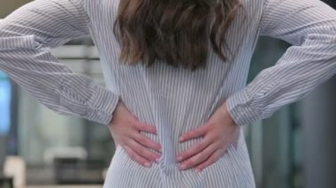 Acı çekerken kendini tutan kadına yaklaş. 