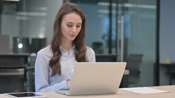 Succesvolle jonge zakenvrouw viert feest op laptop — Stockvideo