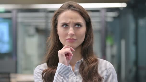 Portrét Pensive Young Businesswoman Přemýšlení a získávání nápadů — Stock video