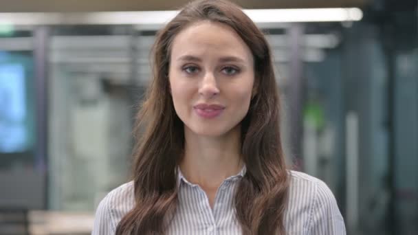 Portrét atraktivní mladé ženy s úsměvem na kameru v kavárně — Stock video