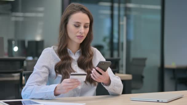 Compras en línea Éxito de pago en Smartphone por Businesswoman — Vídeo de stock