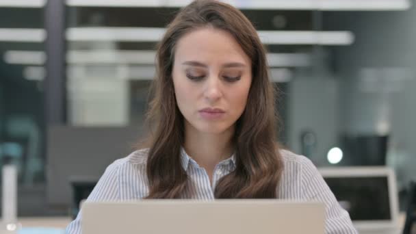 Πορτρέτο της νεαρής επιχειρηματία με φορητό υπολογιστή που έχει πόνο στο λαιμό — Αρχείο Βίντεο
