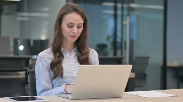 Giovane donna d'affari che reagisce alla perdita durante l'utilizzo del computer portatile — Video Stock