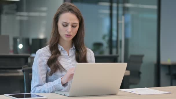 Jonge Afrikaanse zakenman met laptop met pijn in de pols — Stockvideo