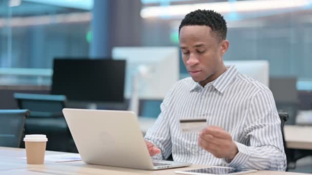 Fallo en el pago en línea en el ordenador portátil por el empresario africano — Vídeo de stock