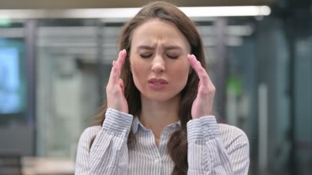 Портрет молодой предпринимательницы, страдающей головной болью — стоковое видео