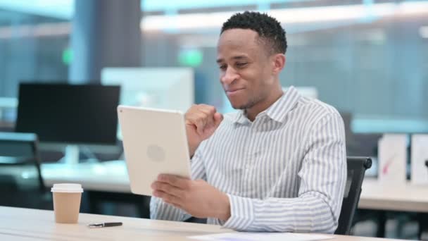 Empresário Africano fazendo chamada de vídeo no Tablet no escritório — Vídeo de Stock