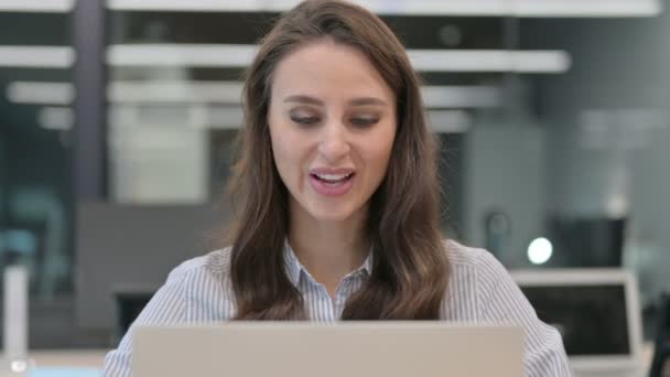 Retrato de una joven empresaria haciendo videollamada en un ordenador portátil — Vídeos de Stock