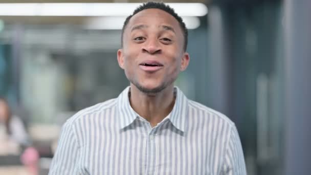 Portrét afrického podnikatele mluvící na online videohovoru — Stock video