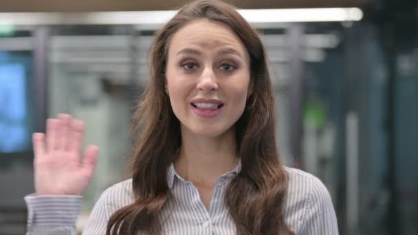 Portret młodej bizneswoman Mówienie na Online Video Call — Wideo stockowe