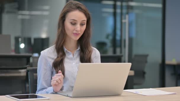 Joven empresaria hablando en videollamada en el ordenador portátil — Vídeo de stock