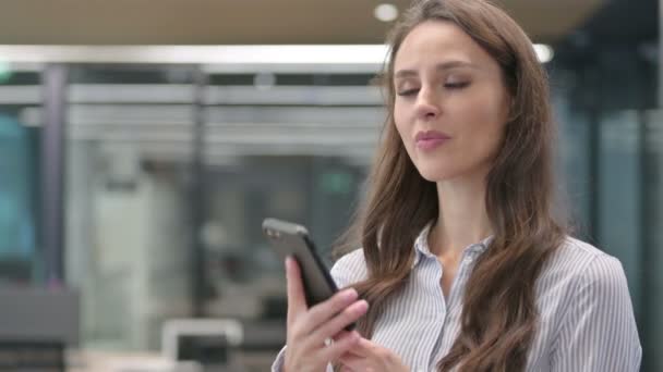 Porträtt av ung affärskvinna Talar på smartphone — Stockvideo