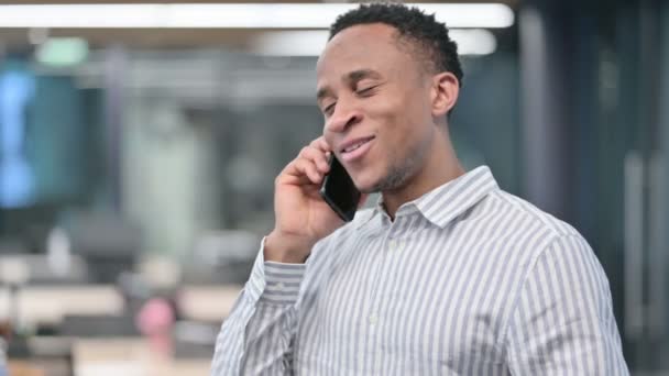 Afrikai üzletember portréja Okostelefonon beszél — Stock videók