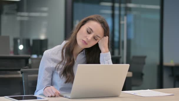 Joven empresario africano con portátil tomando siesta en la oficina — Vídeos de Stock