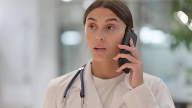 Telefondaki Konuşan Kadın Doktor Portresi 