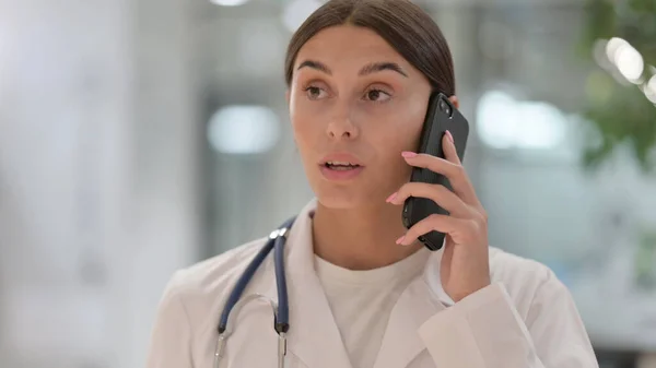 Porträtt av kvinnlig doktor talar i telefon — Stockfoto