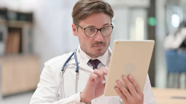 Portré férfi orvos segítségével digitális Tablet — Stock Fotó