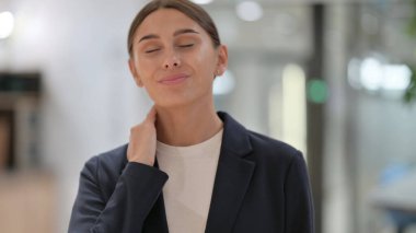 Boyun Ağrısı Olan Yorgun İş kadınının Portresi