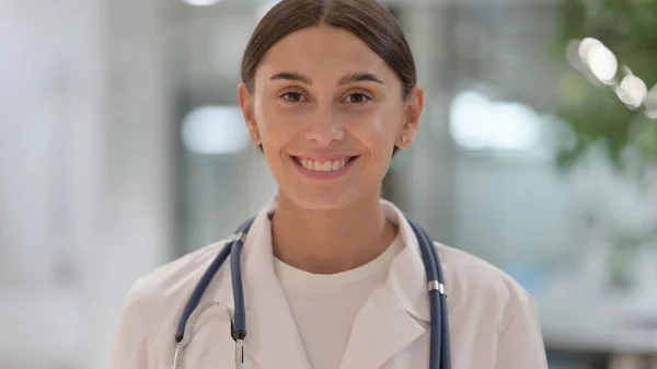 Retrato de la doctora sonriendo a la cámara — Foto de Stock