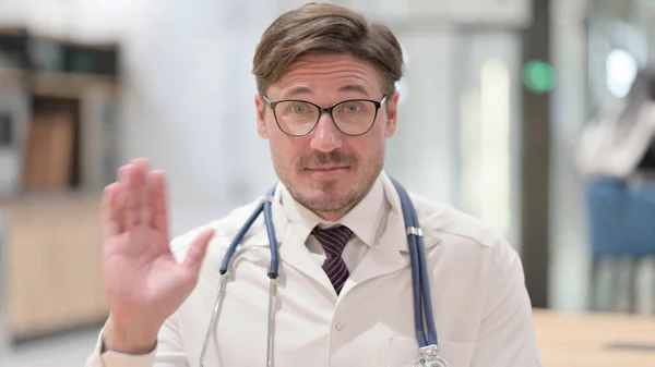 Retrato del médico masculino hablando en videollamada — Foto de Stock