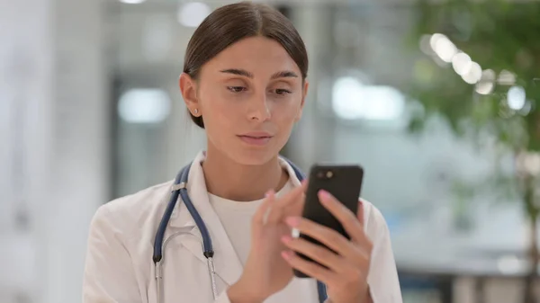 Portret van vrouwelijke arts met behulp van Smartphone — Stockfoto