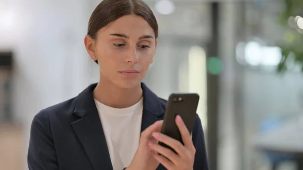 Πορτρέτο της Επιχειρηματίας χρησιμοποιώντας Smartphone, SMS — Φωτογραφία Αρχείου