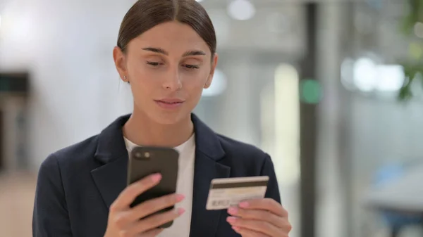 Retrato del pago en línea en Smartphone por Businesswoman —  Fotos de Stock