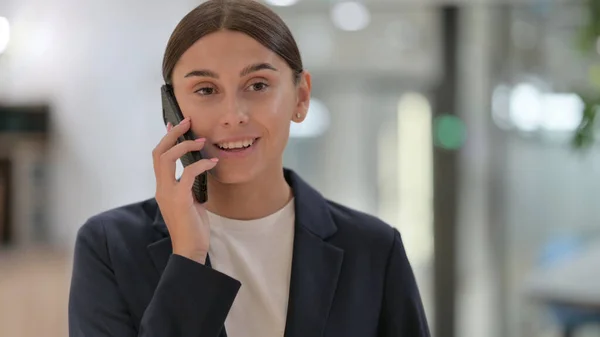 陽気なビジネスマンの肖像電話で話す女性 — ストック写真