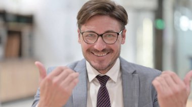 Müşterileri Davet Eden İddialı İş Adamının Portresi