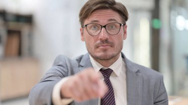 Kamerayı işaret eden iddialı iş adamının portresi