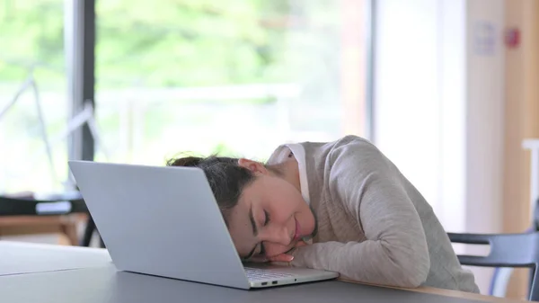 疲れた若いインド人女性がノートパソコンで寝る — ストック写真