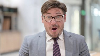 Vay canına, başarılı sonuçlara şaşıran heyecanlı iş adamı.