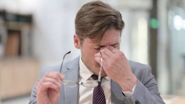 Yorgun İşadamı Ovalayan Gözlerin Portresi