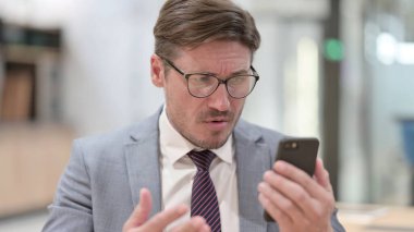 Smartphone 'da Kaybolan Üzgün İş Adamının Portresi 