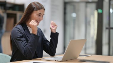 Ofiste Dizüstü bilgisayarda Başarı Kutlaması Güzel İş Kadınları 