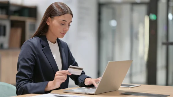 Успішні онлайн платежі на ноутбуці від Businesswoman n Office — стокове фото