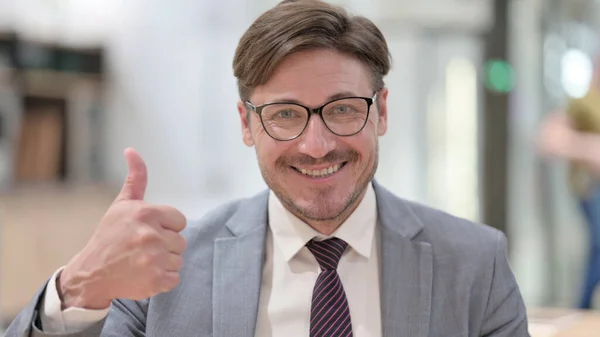 積極的なビジネスマンのアップ親指の肖像画 — ストック写真
