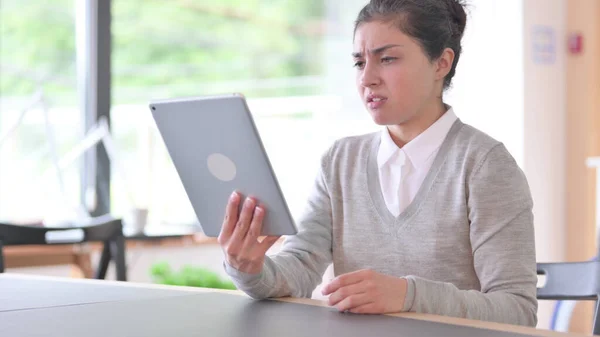 Young Indian Woman having Failure on Tablet at Work — Stock Photo, Image
