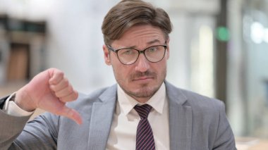 Hayal kırıklığına uğramış iş adamının portresi 