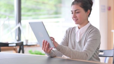 Tablet kullanan Ciddi Profesyonel Genç Hintli Kadın