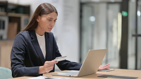 Online fizetési hiba a laptopon által Businesswoman az Office — Stock Fotó