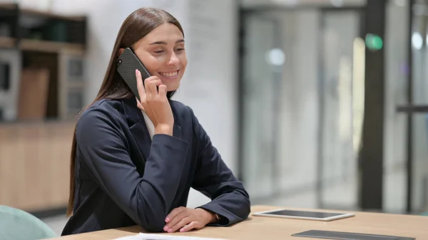 快乐的女商人在办公室里通过电话交谈 — 图库照片