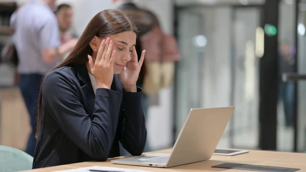 Empresária estressada com dor de cabeça no trabalho — Fotografia de Stock