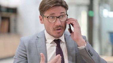 Smartphone 'da Tartışan Kızgın İş Adamının Portresi 