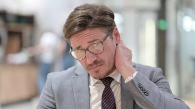 Stresli İşadamı 'nın boyun ağrısının portresi